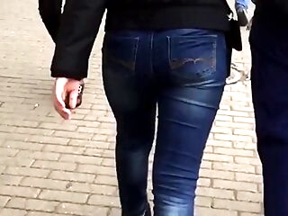 chinese girl with hot ass in jeans